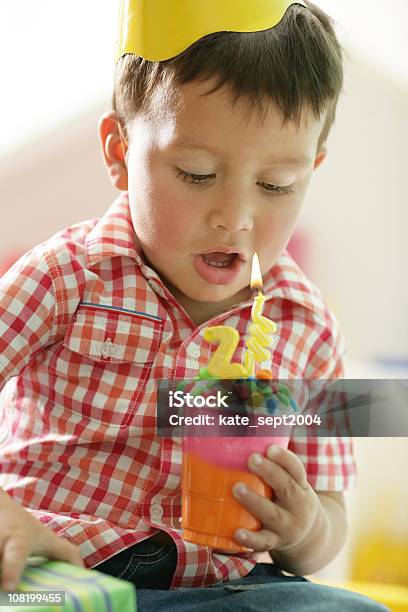 Little Boy Espera Pastel De Cumpleaños Foto de stock y más banco de imágenes de 2-3 años - 2-3 años, A cuadros, Agarrar