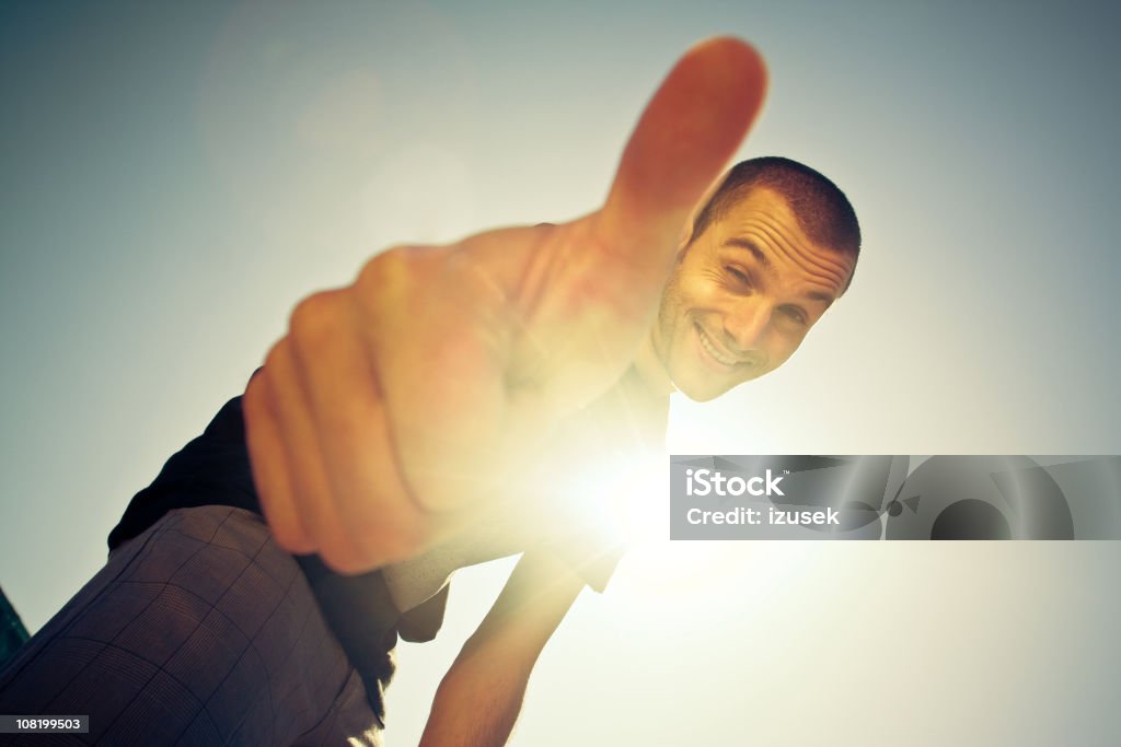 Jovem dando polegares para cima - Foto de stock de 20-24 Anos royalty-free