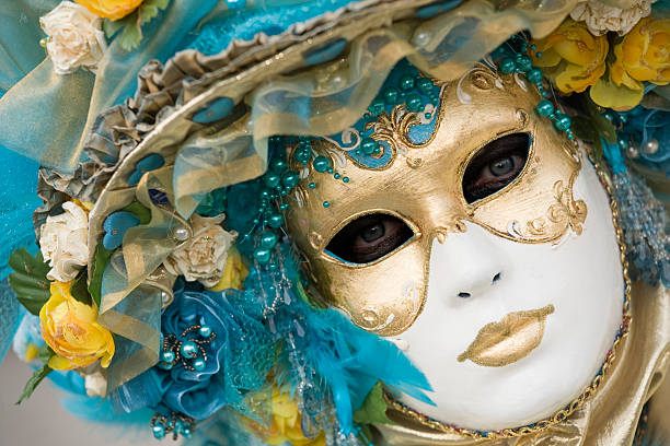 porträt von schönen ornamentalen weibliche maske zum karneval in venedig - women masquerade mask mardi gras front view stock-fotos und bilder