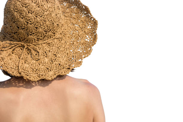 голая женщина с солнечной шляпой изолированы на белом фоне в качестве шаблона для дальнейшего редактирования - female likeness naked sensuality copy space стоковые фото и изображения