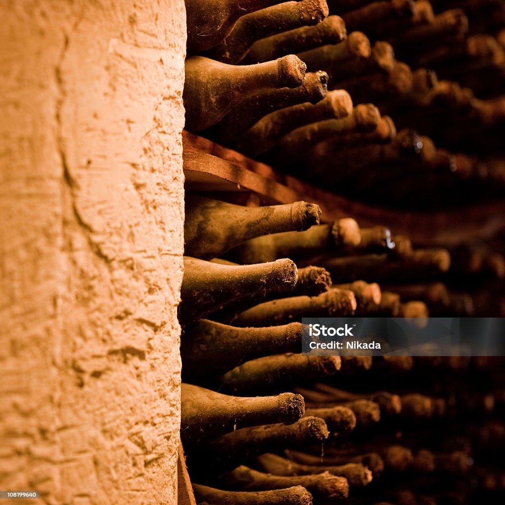 Bottiglie di vino in cantina - Foto stock royalty-free di Spumante