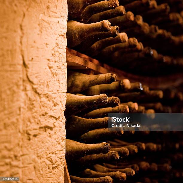 Bottiglie Di Vino In Cantina - Fotografie stock e altre immagini di Spumante - Spumante, Vecchio, Cantina