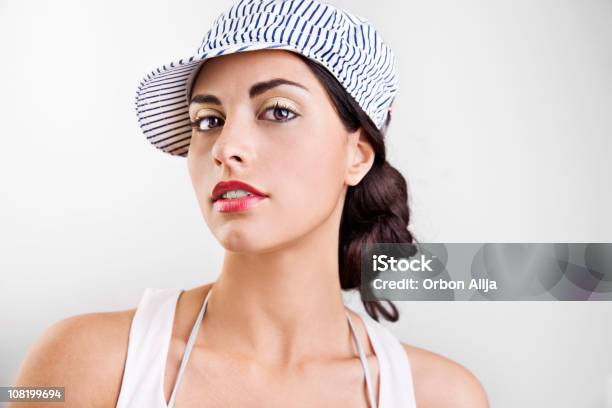 Junge Frau Mit Blauer Mütze Mit Streifen Stockfoto und mehr Bilder von 20-24 Jahre - 20-24 Jahre, Attraktive Frau, Betrachtung