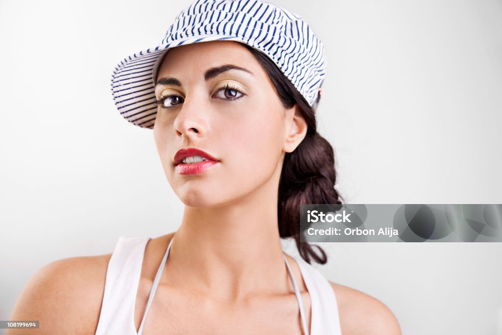 Молодая женщина в синие Шляпа в полоску - Стоковые фото 20-24 года роялти-фри