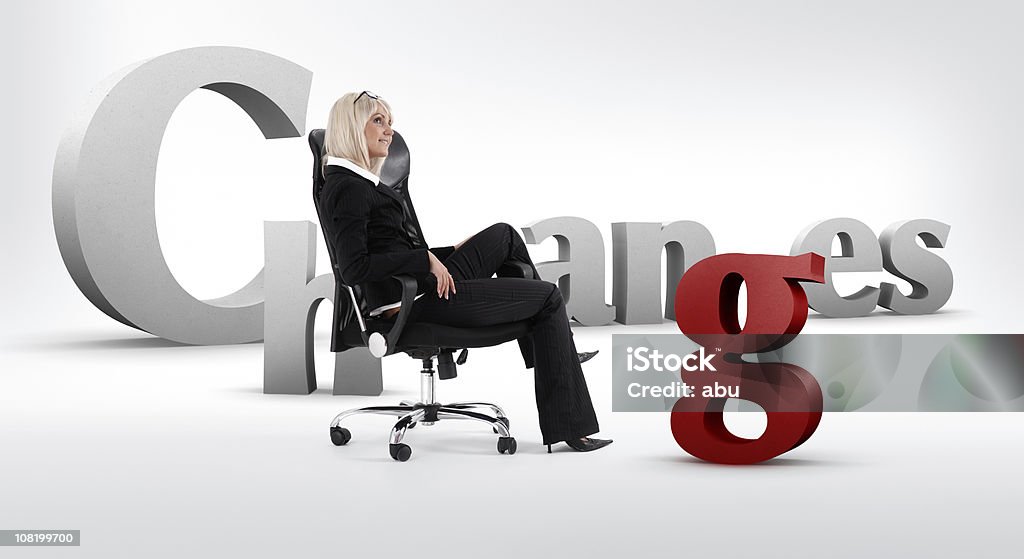 Changes- tle i bizneswoman siedzi w Fotel biurowy - Zbiór zdjęć royalty-free (Zmiana)