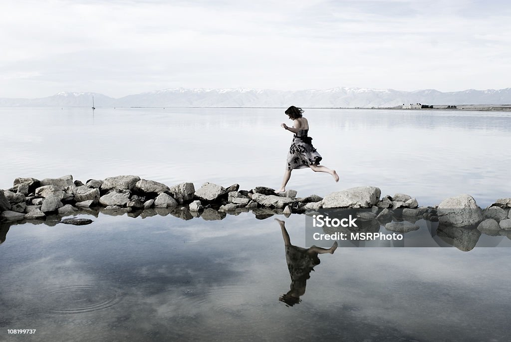 Jovem mulher de equilíbrio de pedras no lago - Royalty-free Pedra - Rocha Foto de stock