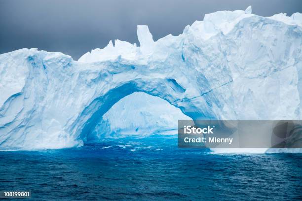 Natürlichen Bogen In Eisberg Antarktis Stockfoto und mehr Bilder von Eisberg - Eisgebilde - Eisberg - Eisgebilde, Antarktis, Südpol