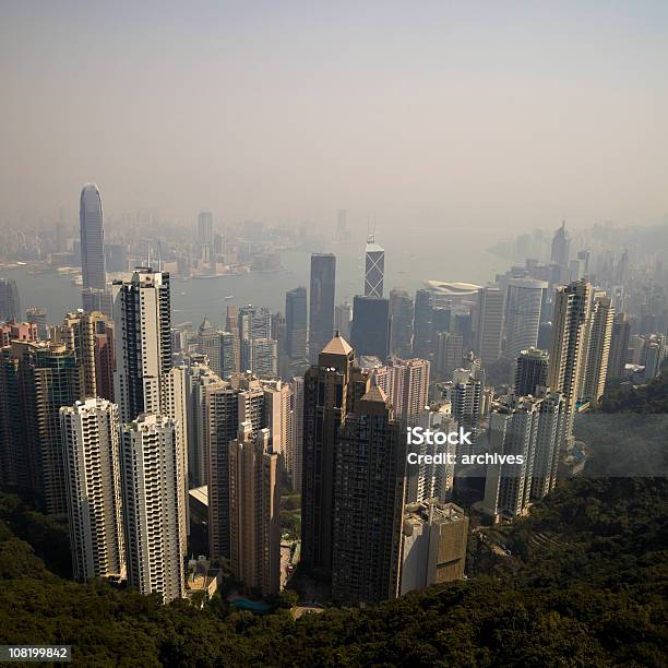 Foto de Horizonte De Hong Kong No Dia Nublado e mais fotos de stock de Arquitetura - Arquitetura, Arranha-céu, Baía