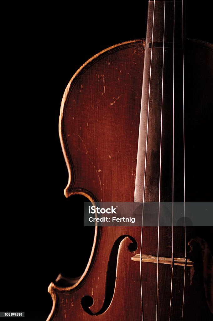 Vintage violino em fundo preto - Foto de stock de Formato De S royalty-free