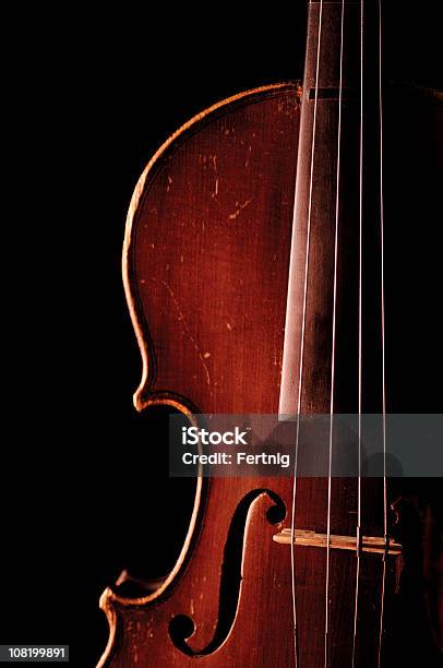 Foto de Vintage Violino Em Fundo Preto e mais fotos de stock de Formato De S - Formato De S, Foto de estúdio, Fotografia - Imagem