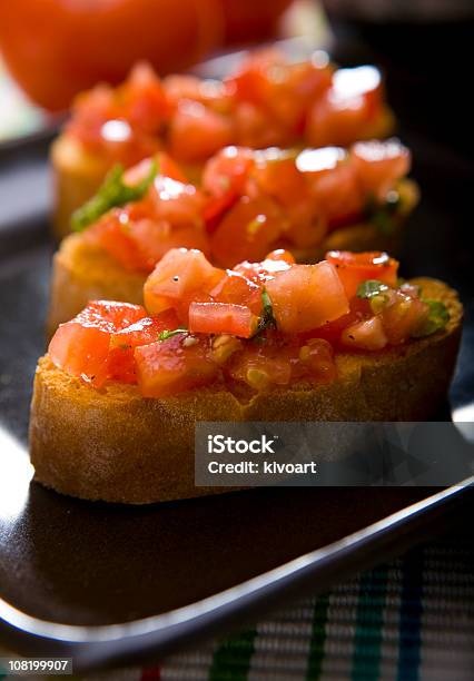 Bruschetta Foto de stock y más banco de imágenes de Albahaca - Albahaca, Alimento, Aperitivo - Plato de comida