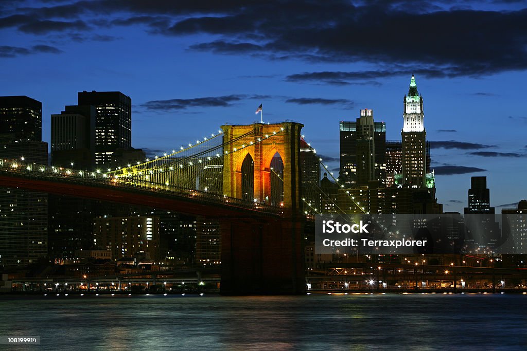 Brooklyn Bridge i centrum miasta w nocy - Zbiór zdjęć royalty-free (Ameryka Północna)