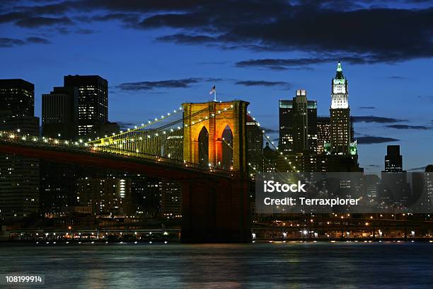 Brooklyn Bridge I Centrum Miasta W Nocy - zdjęcia stockowe i więcej obrazów Ameryka Północna - Ameryka Północna, Architektura, Bez ludzi
