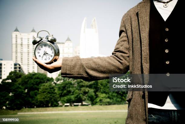 La Sveglia - Fotografie stock e altre immagini di Orologio - Orologio, Tempo - Concetto, Abbigliamento casual