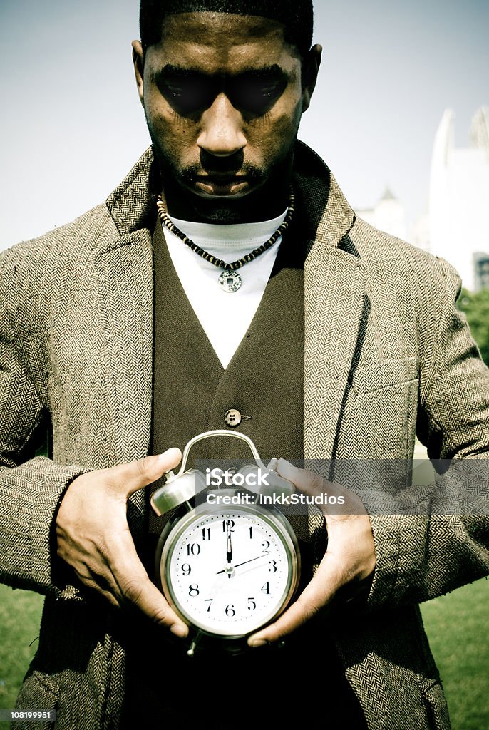 Hombre que agarra un reloj despertador - Foto de stock de Reloj libre de derechos