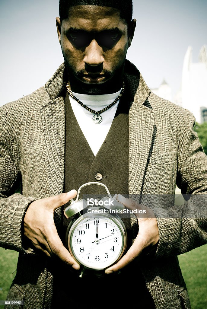 Homem segurando o relógio de alarme - Royalty-free Relógio Foto de stock