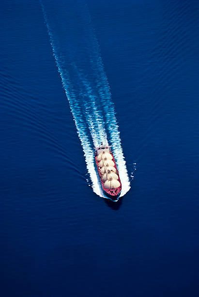 indústria petrolífera - oil tanker tanker oil sea imagens e fotografias de stock