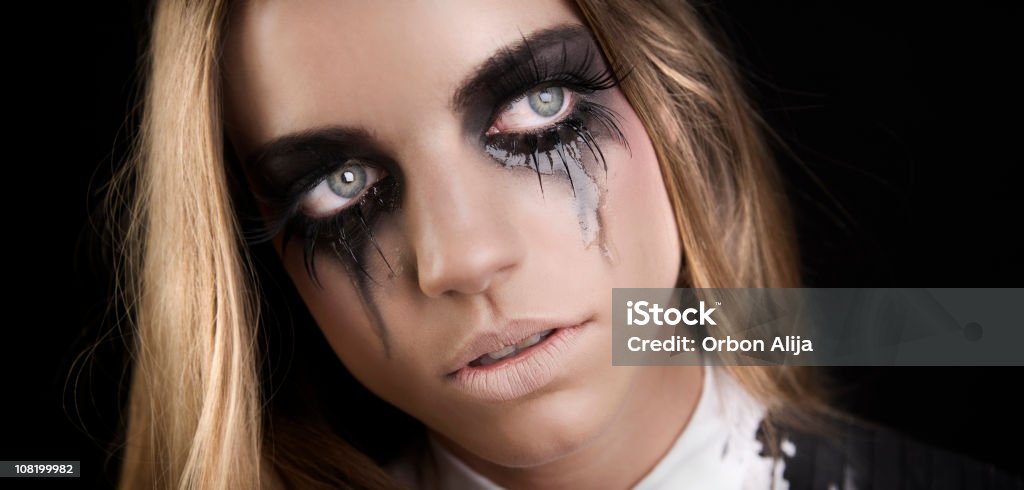 Mujer joven con Mascara suyos mejillas Llanto - Foto de stock de Maquillaje libre de derechos