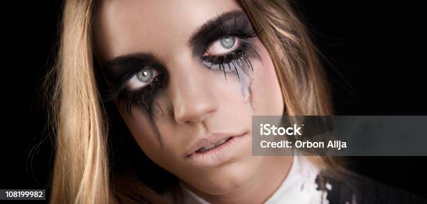 Mujer Joven Con Mascara Suyos Mejillas Llanto Foto de stock y más banco de imágenes de Maquillaje - Maquillaje, Rímel, Caer