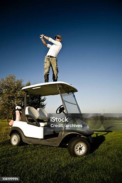 Foto de Jovem Jogando Golfe No Telhado De Carrinho De Golfe e mais fotos de stock de 20 Anos