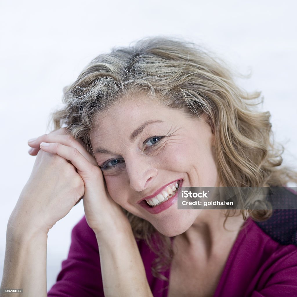 30 代の女性のポートレート笑顔 - ウェーブヘアのロイヤリティフリーストックフォト