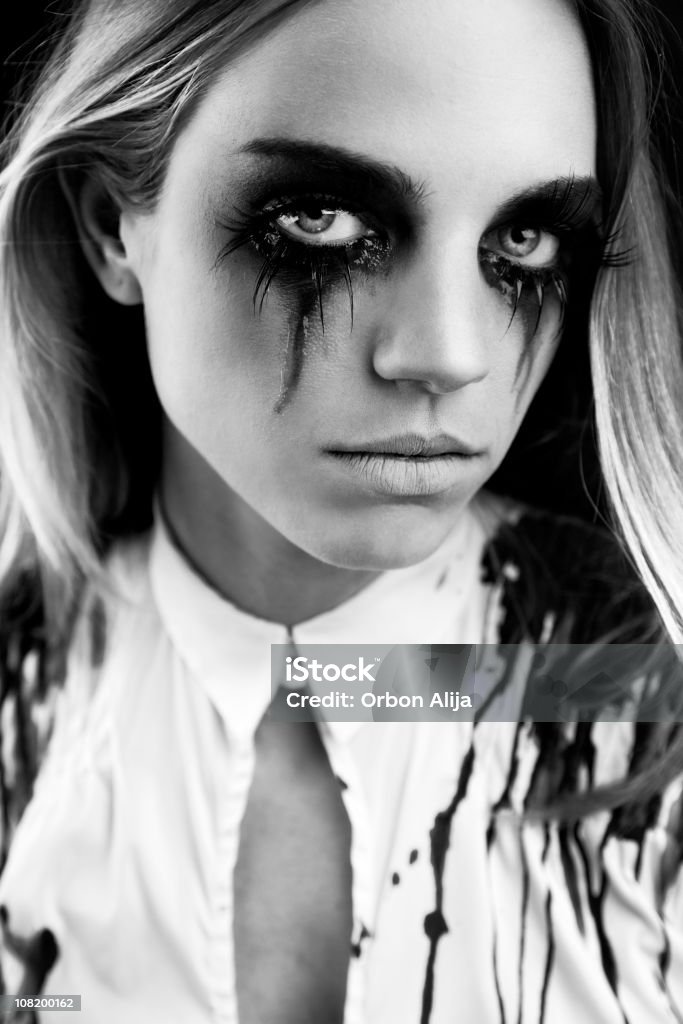 Jeune femme avec le Mascara course, noir et blanc - Photo de Larme libre de droits