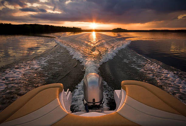 tramonto - motorboat foto e immagini stock