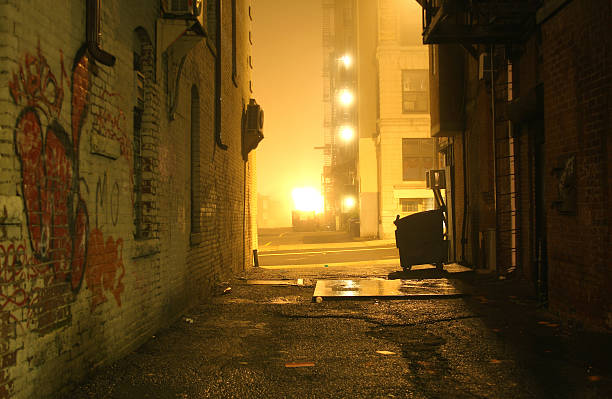 темные гранж аллея с lights shining на ночь - street alley dark city стоковые фото и изображения