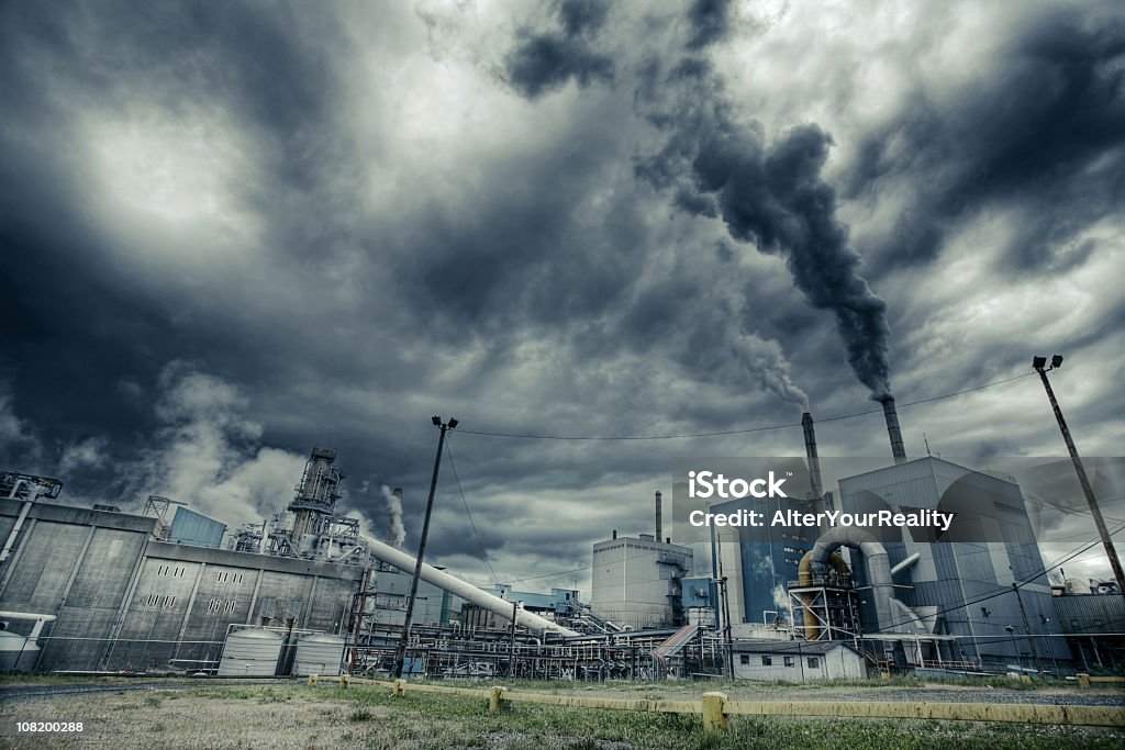 Fábrica de humo con el cielo nublado Contaminante de aire - Foto de stock de Aire libre libre de derechos