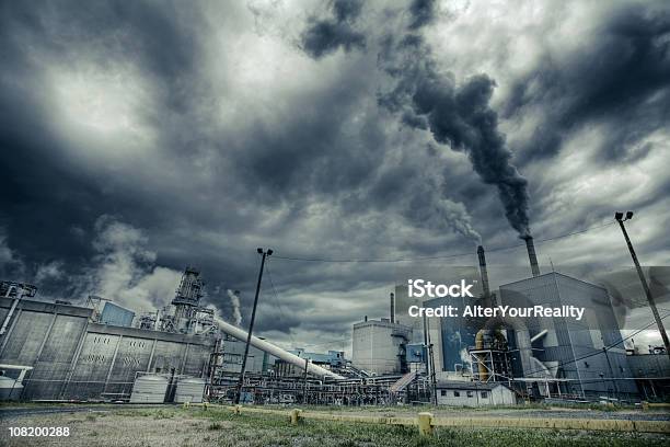 Fábrica Fumo Poluentes No Ar Com O Céu Nublado - Fotografias de stock e mais imagens de Alterações climáticas - Alterações climáticas, Anoitecer, Ao Ar Livre