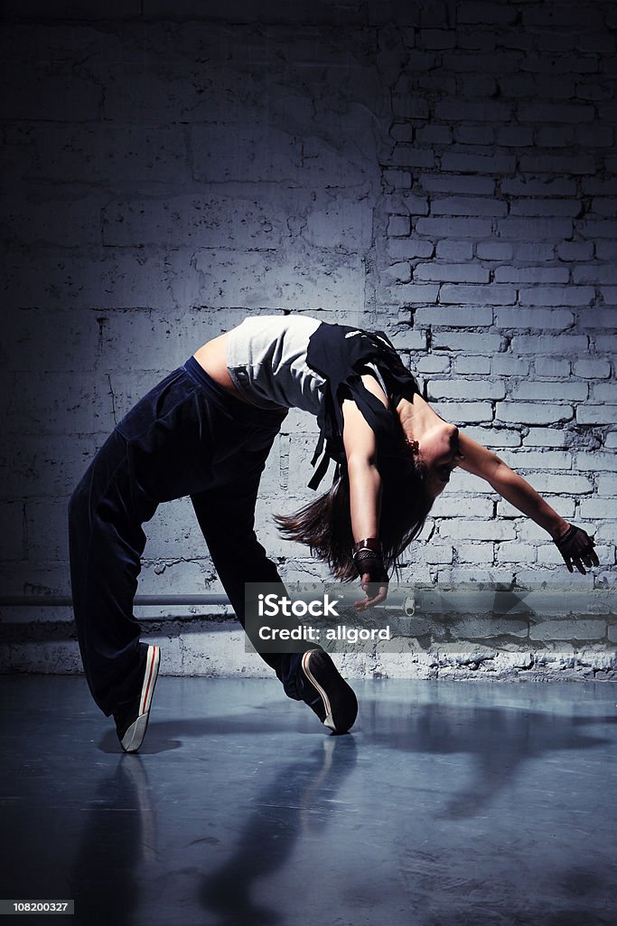 Молодой женщина-Танцор на фоне кирпичной стены - Стоковые фото В полный рост роялти-фри