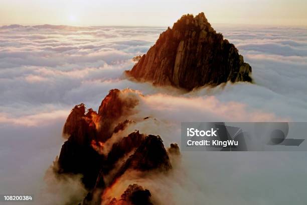 Gloria Di Alba - Fotografie stock e altre immagini di Monte Huangshan - Monte Huangshan, Ambientazione esterna, Ambientazione tranquilla