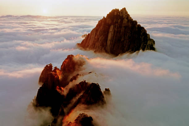 glória do nascer do sol - huangshan mountains - fotografias e filmes do acervo