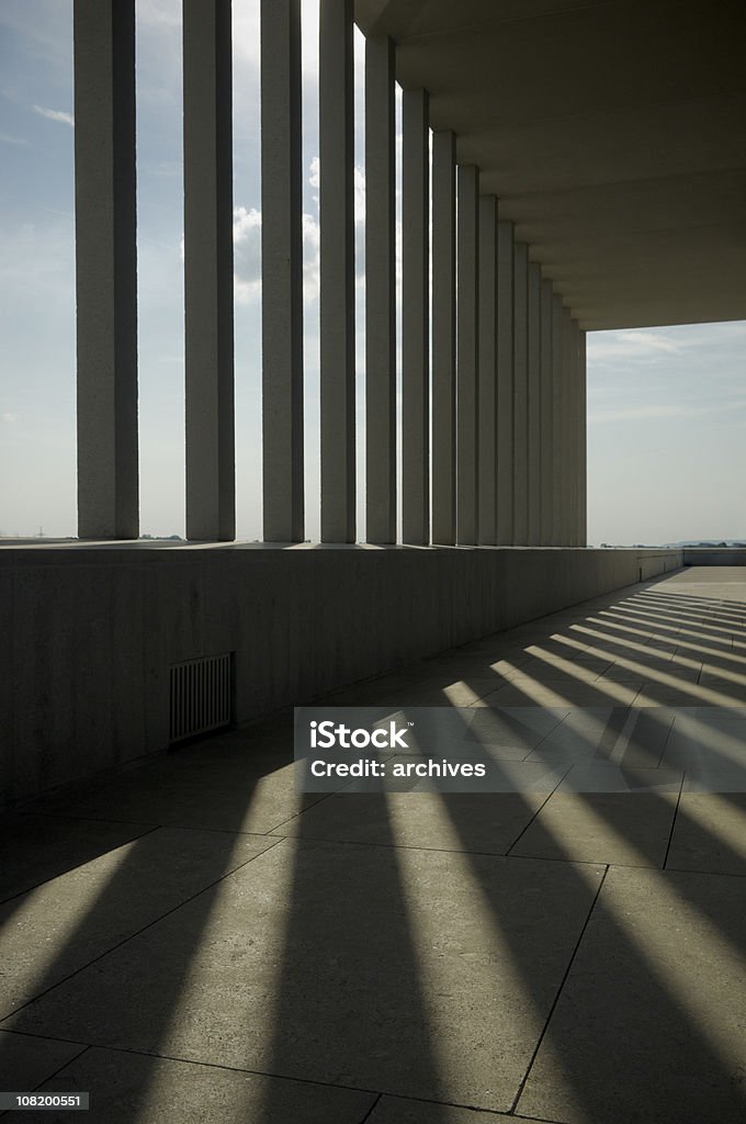 Lumière du soleil et les ombres dans les colonnes du bâtiment - Photo de Ombre libre de droits