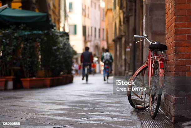 Bicying Krzywa Przed Mur Z Cegły W Pisa Włochy - zdjęcia stockowe i więcej obrazów Bicykl - Bicykl, Dzień, Europa - Lokalizacja geograficzna