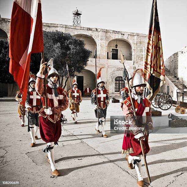 Knights Marchando En Fortaleza Foto de stock y más banco de imágenes de Malta - Isla de Malta - Malta - Isla de Malta, Malta - Austria, Caballero