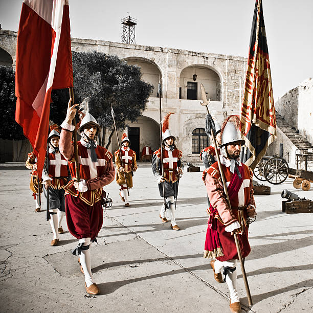 cavalieri marciare nella fortezza - history knight historical reenactment military foto e immagini stock