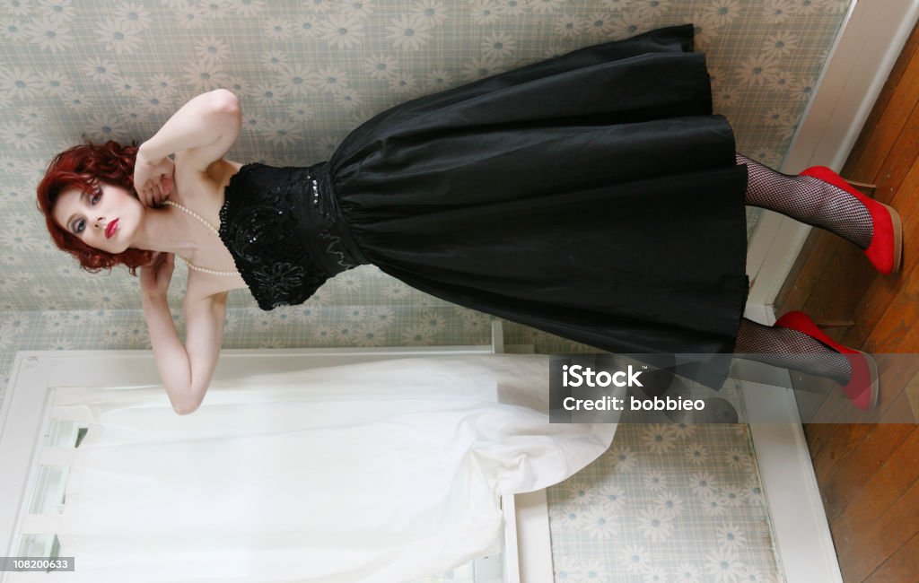 Retro-Stil Frau mit schwarzem Kleid - Lizenzfrei Kleid Stock-Foto