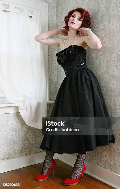 Retrostil Frau Mit Schwarzem Kleid Stockfoto und mehr Bilder von Kleid - Kleid, Schulterfrei, Schwarz - Farbe