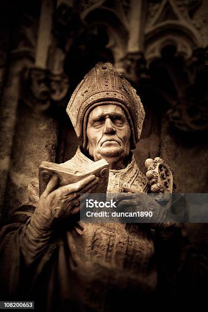 Kamień Statue Of Bishop W Cathedral - zdjęcia stockowe i więcej obrazów Andaluzja - Andaluzja, Architektura, Bez ludzi