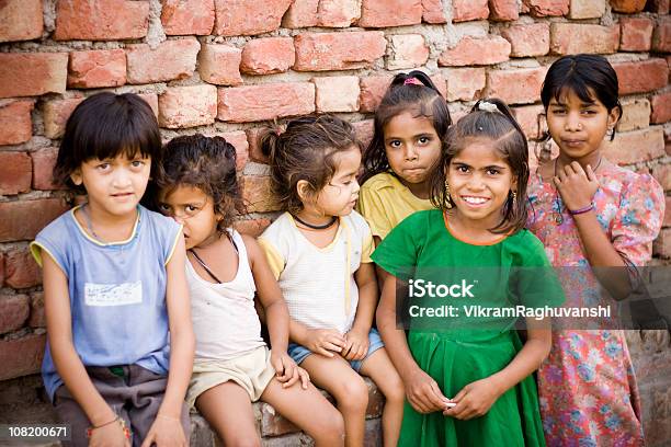 Photo libre de droit de Groupe De Joyeux Jeunes Filles Indiens Ruraux banque d'images et plus d'images libres de droit de 12-13 ans - 12-13 ans, 4-5 ans, 8-9 ans