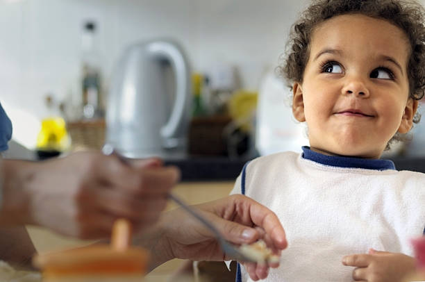 Engraçado criança é fazer Face, com almoço - foto de acervo