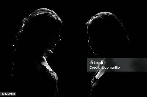 Niski Klucz Światła Portret Dwóch Kobieta Skierowanymi Do Siebie - zdjęcia stockowe i więcej obrazów Konfrontacja