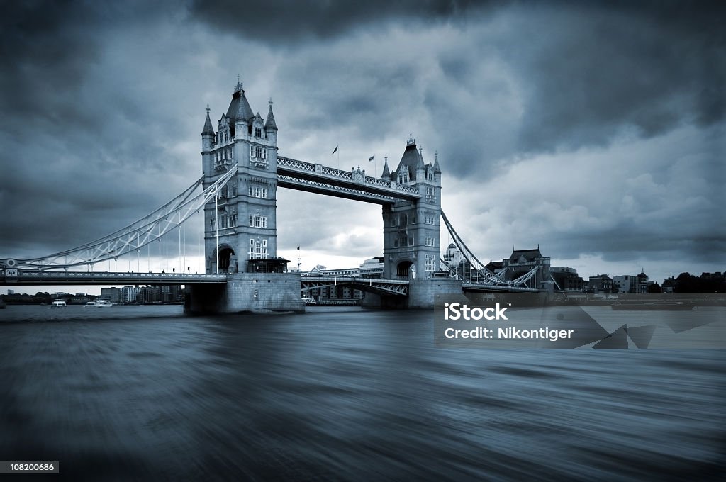 Ciemny Londyn - Zbiór zdjęć royalty-free (Deszcz)