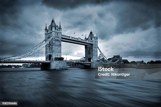 Ciemny Londyn - zdjęcia stockowe i więcej obrazów Deszcz - Deszcz, Londyn - Anglia, London Bridge - Anglia