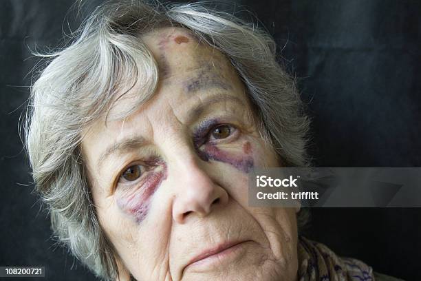 Schwarzen Augen Stockfoto und mehr Bilder von Alter Erwachsener - Alter Erwachsener, Misshandlung älterer Menschen, Gewalt