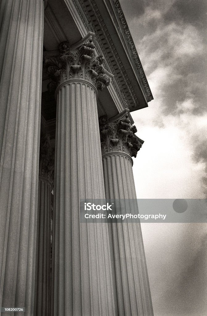 Korinthisch Gebäude Säulen mit Dramatischer Himmel, schwarz und weiß - Lizenzfrei Architektonische Säule Stock-Foto