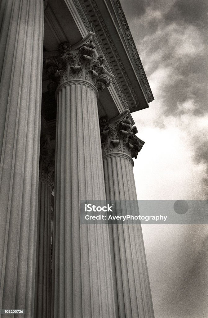 Corintio edificio columnas con cielo dramático, blanco y negro - Foto de stock de Aire libre libre de derechos