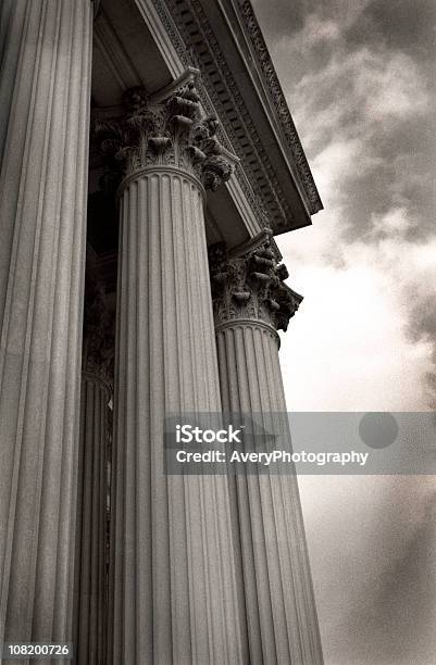 Corintio Edificio Columnas Con Cielo Dramático Blanco Y Negro Foto de stock y más banco de imágenes de Aire libre