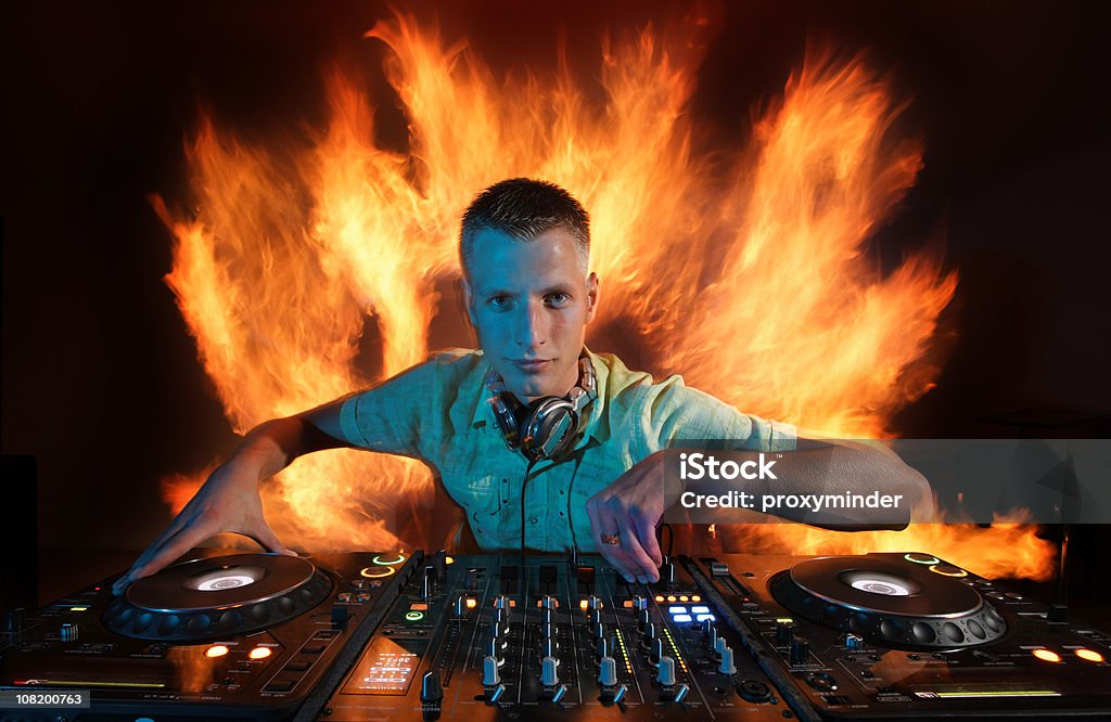 DJ no Pickup com fogo no fundo - Foto de stock de Festa royalty-free